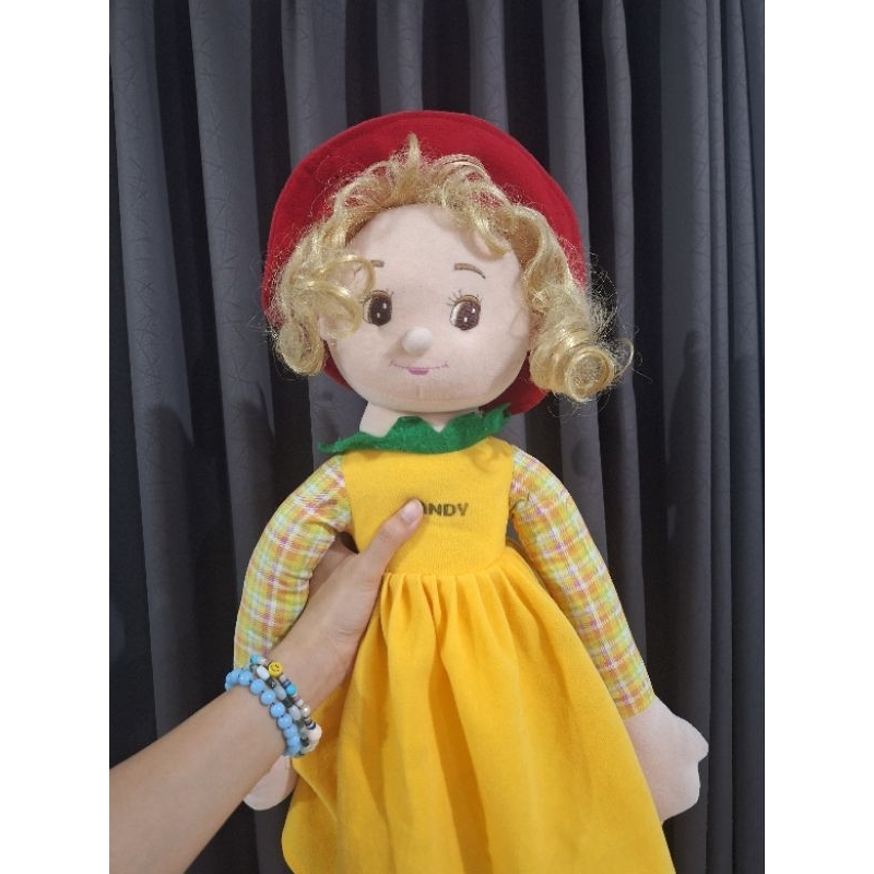 Boneka cewek berbaju kuning