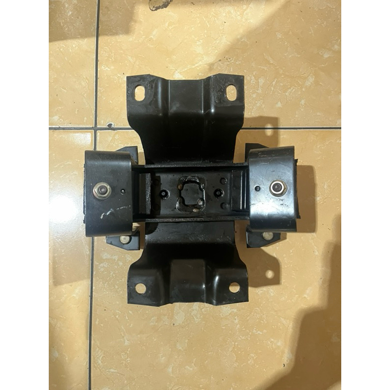 Dudukan Bracket Transmisi Komplit Copotan Isuzu ELF Engkel NHR 55/NKR 55 - Copotan Original Bawaan M