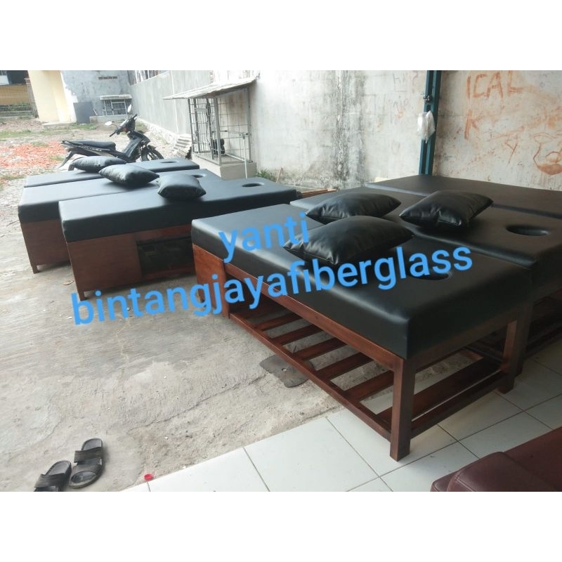 bed massage warna kukit hitam warna dipan kayu