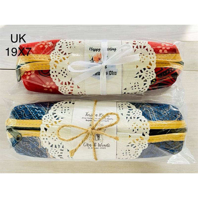 

SOUVENIR TEMPAT PENSIL BATIK UK 19x7 MINIMAL PEMBELIAN 50 PCS FREE KARTU UCAPAN