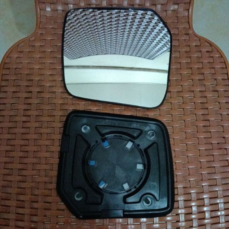 Kaca spion mobil kijang 2000