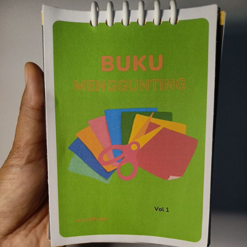 

buku menggunting ursmallhome vol 1 dengan gunting