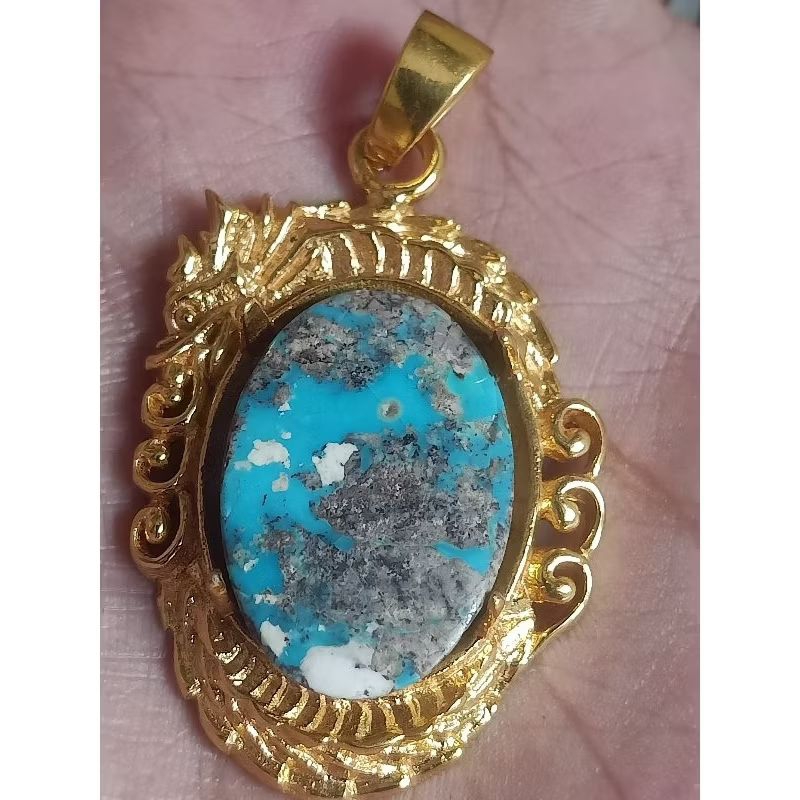 liontin batu pirus Persia.