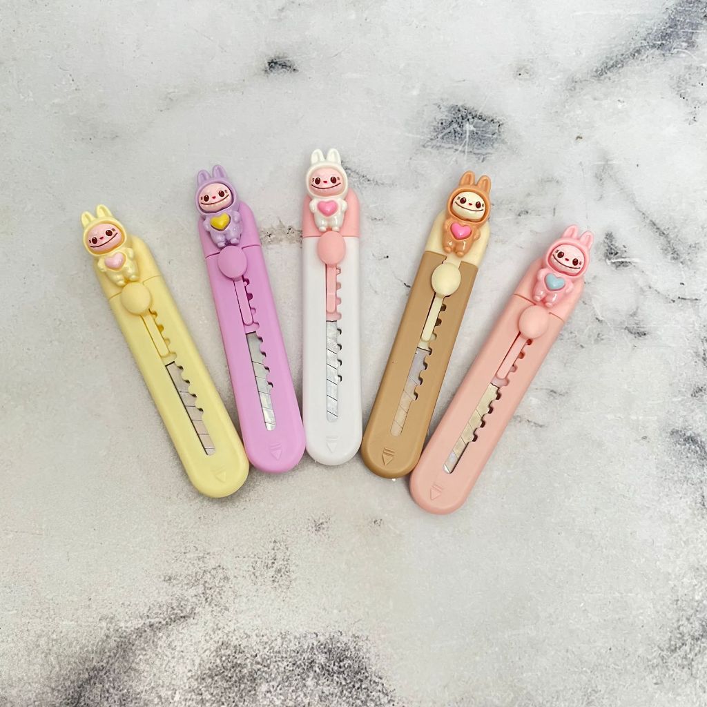 

Cutter Mini Panjang LABUBU Super Cute Lucu Ready 5 Variant Warna / Cutter Kertas Model LABUBU Ukuran Kecil Panjang Bahan Plastik dan Besi Awet Stationary Fancy Kekinian Bisa Grosir dan COD Harga Termurah
