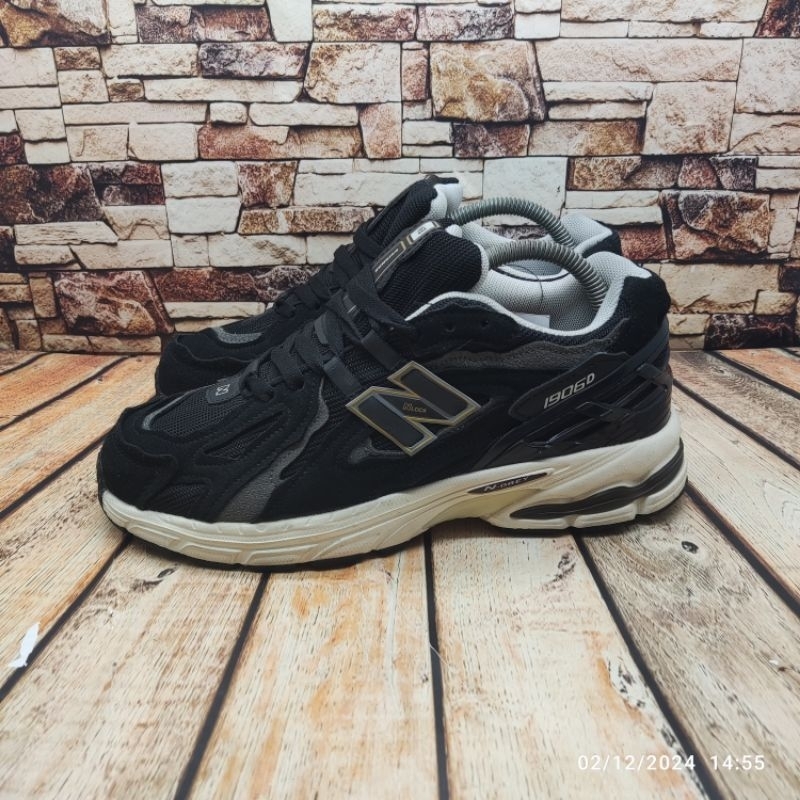 sepatu sneakers pria atau wanita original BNIB | Nb 2002R