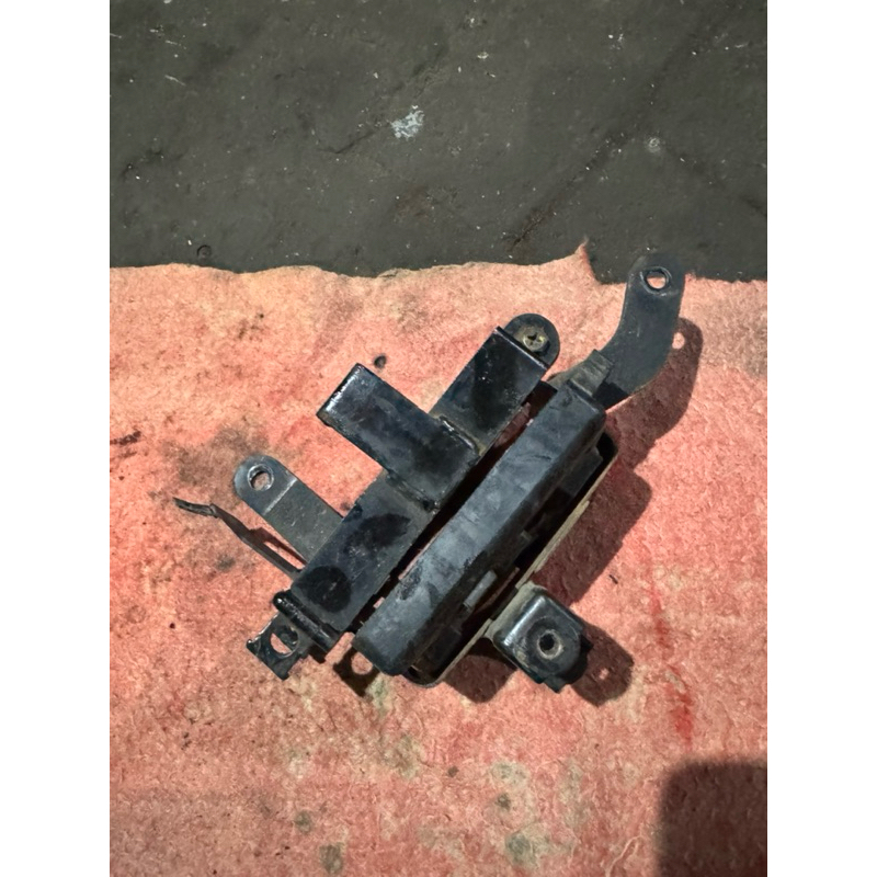 Dudukan pangkon aki accu megapro monoshock original copotan