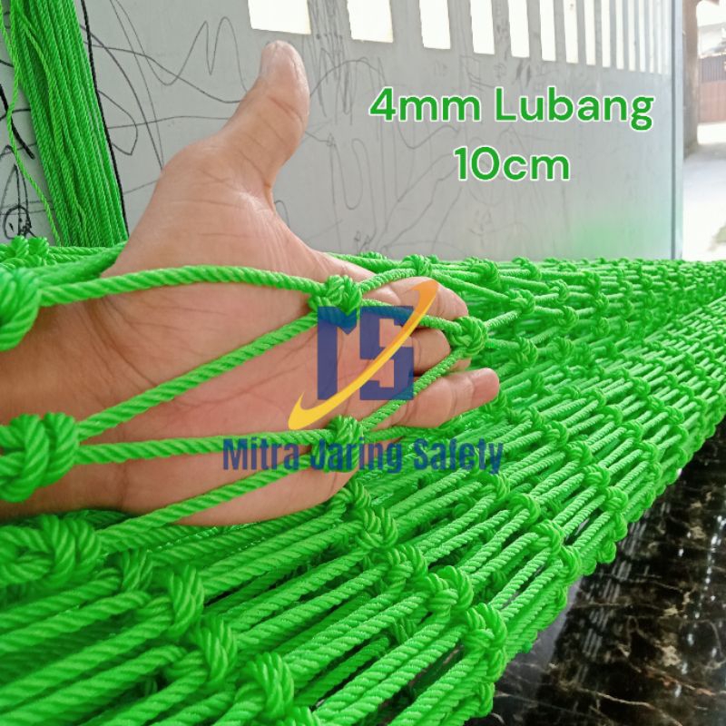 Jaring pengaman safety net gedung proyek