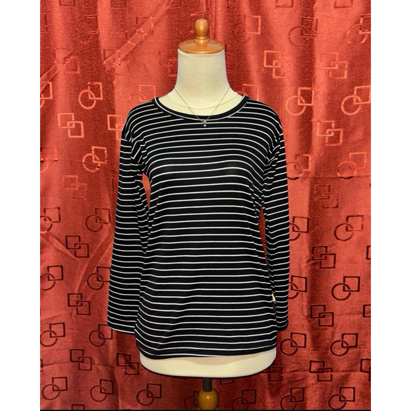 Kaos Lengan Panjang Garis-Garis Hitam Putih