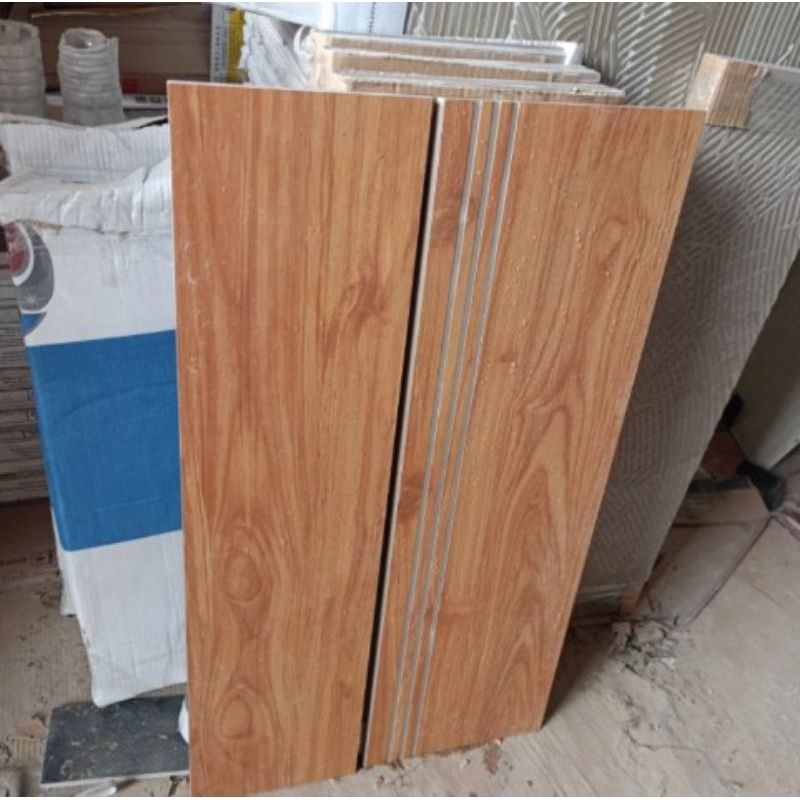 GRANIT TANGGA PIJAKAN 30X80 MOTIF KAYU