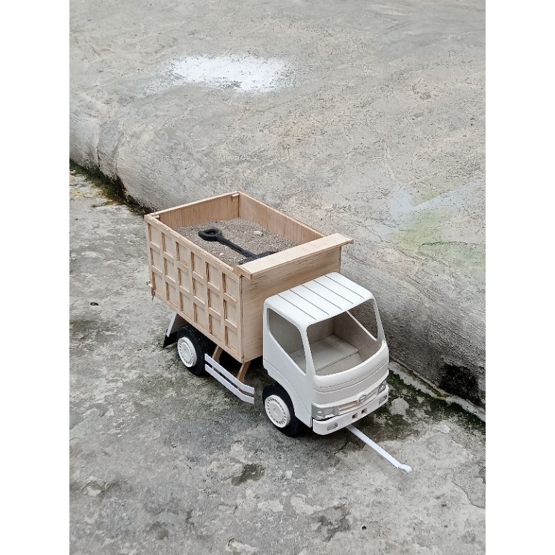 Miniatur truk Hino Dutro Dump (engkel)
