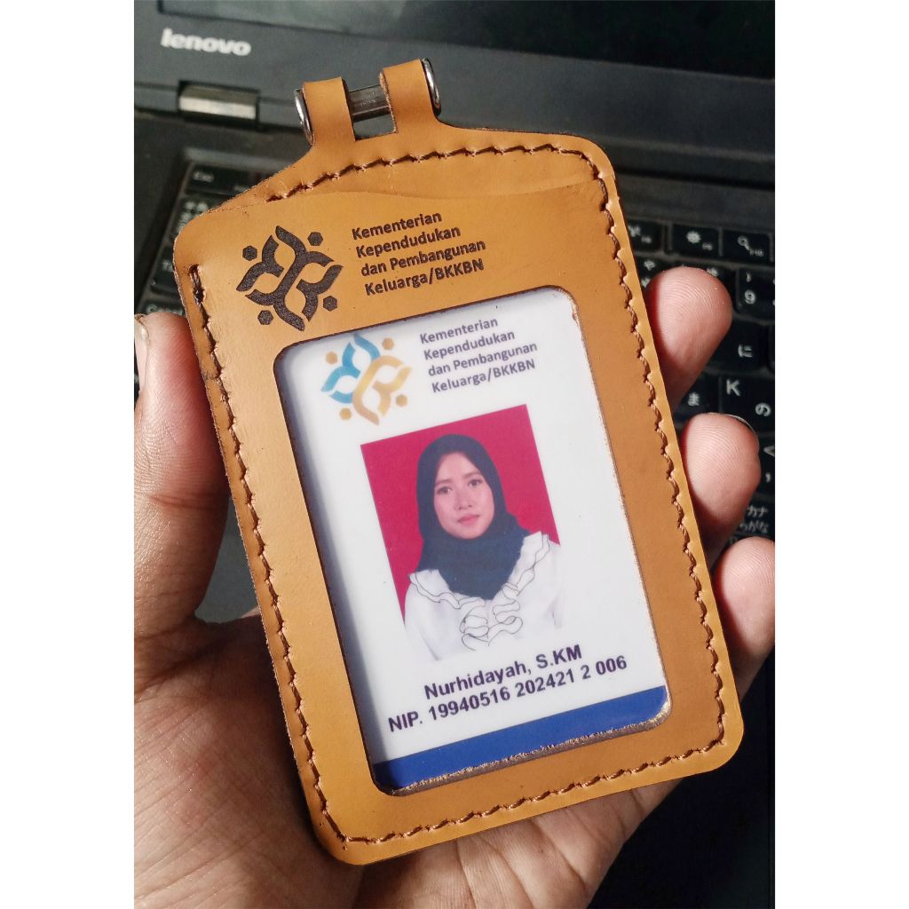 

Name tag Lanyard id card holder kulit free custom tulisan dan logo perusahaan