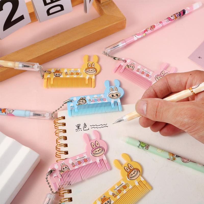 

[ 1BOX 12PCS ] PULPEN GEL GANTUNGAN KACA SISIR KARAKTER LABUBU / PEN CERMIN SISIR SKATEBOARD LABUBU