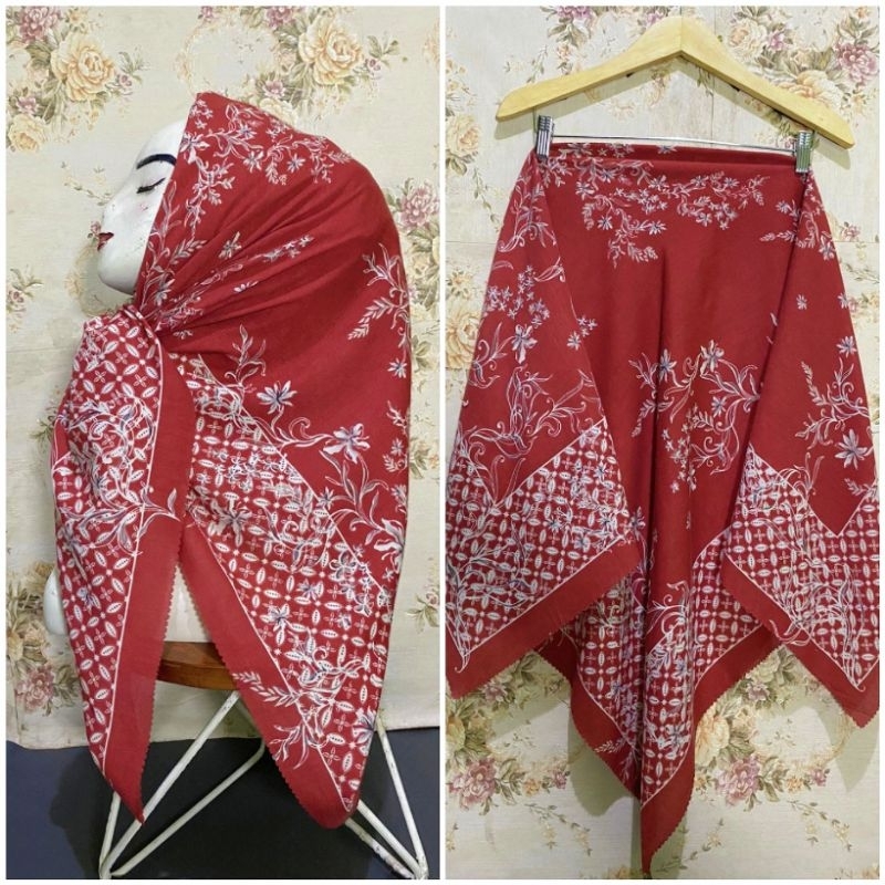 HIJAB SEGI EMPAT VOAL MOTIF RAINA MERAH BATA TERACOTA