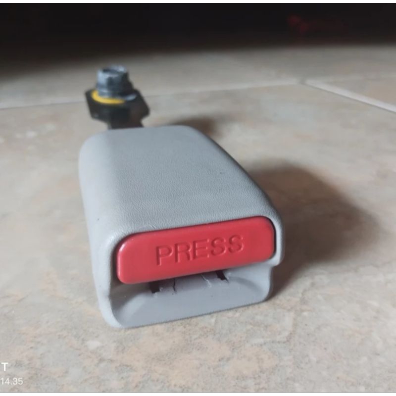 lock safety belt universal atau pengunci sabuk pengaman mobil universal ori.