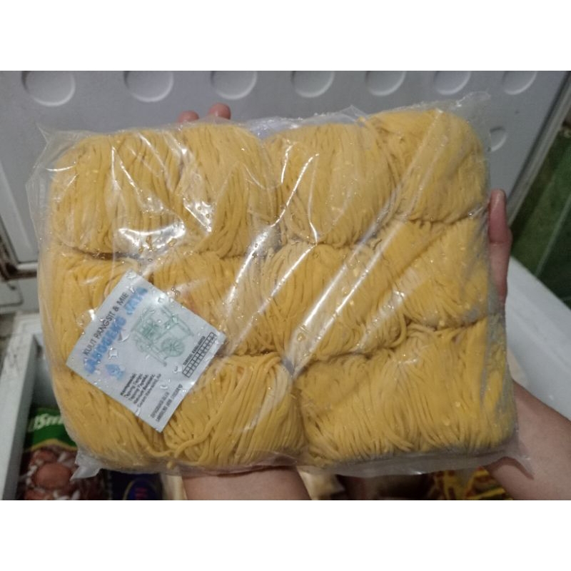 

MIE KUNING BASAH MENTAH 1KG ISI 12