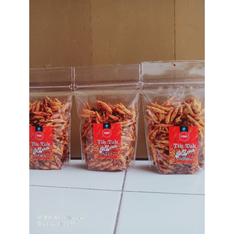 

Cemilan pedas Pizma Tiktu citruk gurih daun jeruk khas garut