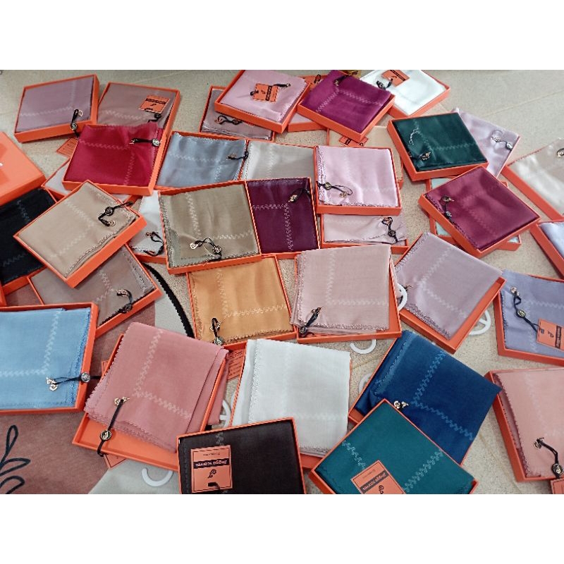 VOAL FRAME MONOGRAM JINGGA | Scarf Segi Empat