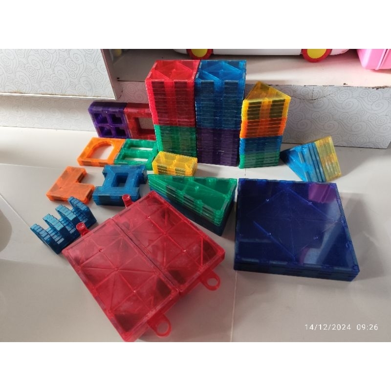Magnetic tiles preloved