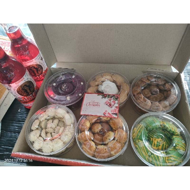 

Kue Kering Natal + 2 Kurnia+ Kartu Ucapan / Hampers / Parcel Christmas