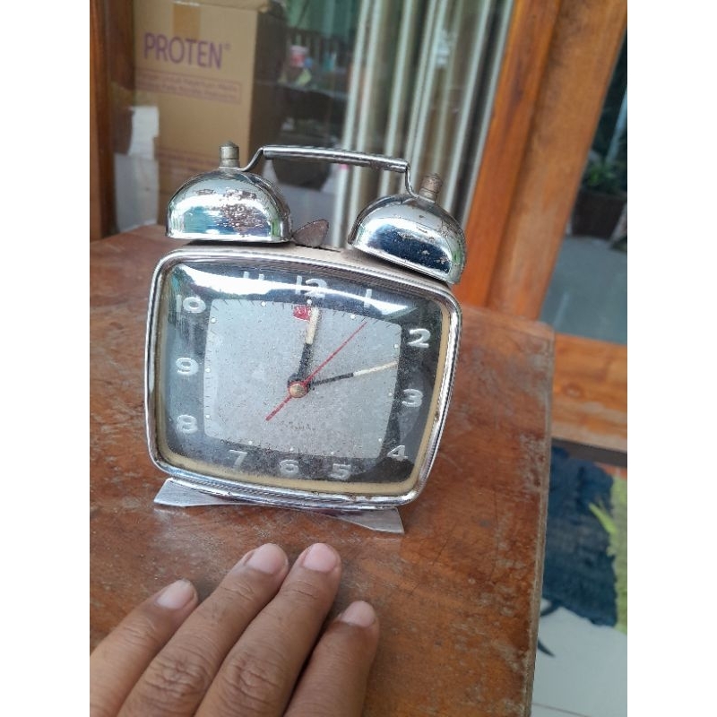 jam weker dinding jadul bekas off mati