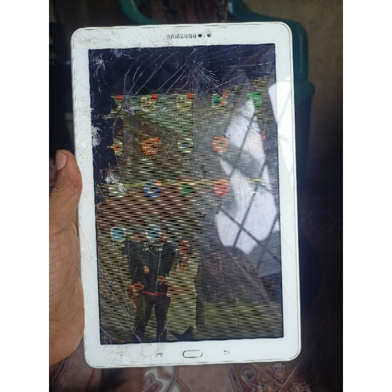 samsung tab A 10.1" (2016)  minus lcd pecah, mesin normal, pulpen hilang,