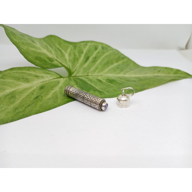 liontin perak bentuk tabung dengan hiasan permata