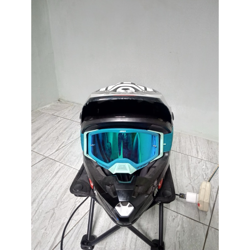 helm orca hitam