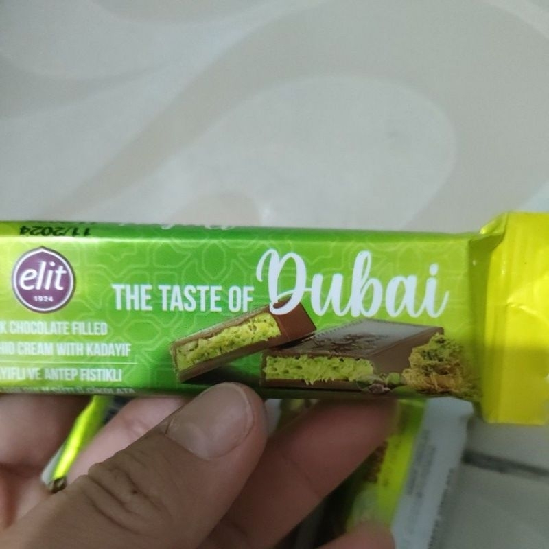 

coklat Dubai dengan pistachio dan kunefe