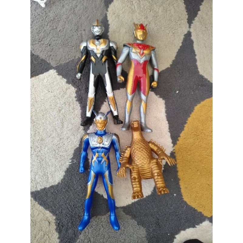 PRELOVED Paket Mainan Figur Ultraman