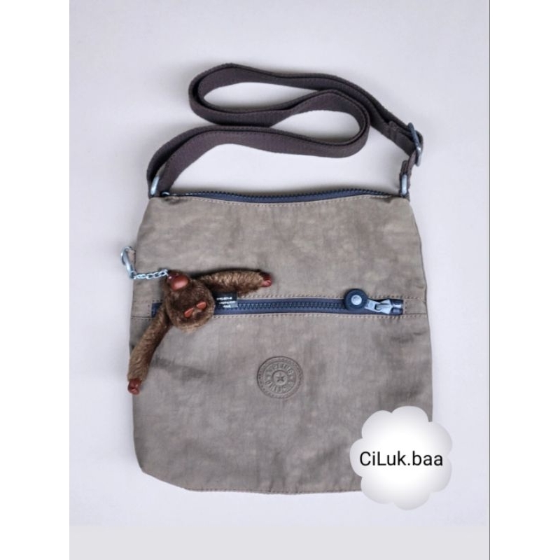 [SOLD] TAS KIPLING ZAMOR LIGHT KHAKI • ORIGINAL STORE