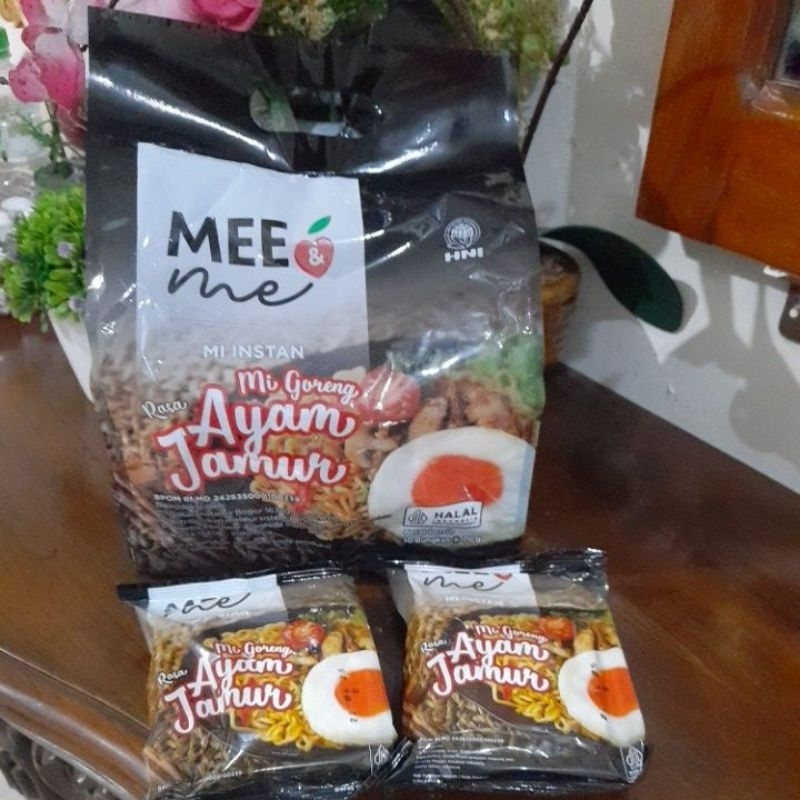 

Mee & Me Mie Instan HNI Mie Goreng Rasa Ayam Jamur Kemasan Pouch