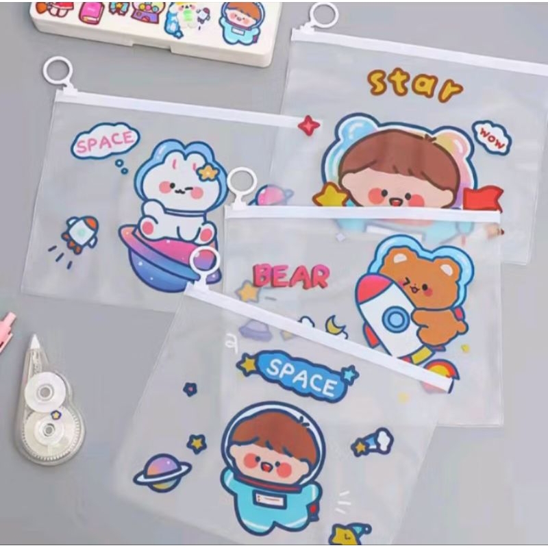 

ZIPPER POUCH SERBAGUNA KARAKTER LUCU UNTUK TEMPAT ALAT TULIS SEKOLAH