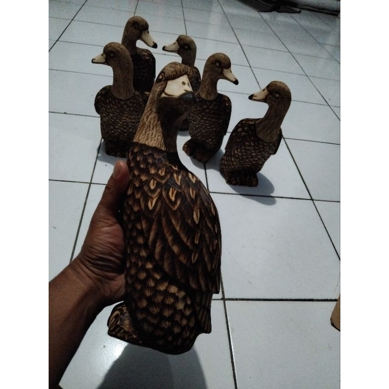 PATUNG KAYU BEBEK DIRI DONALD 30 CM HIAS SOLDER KAYU