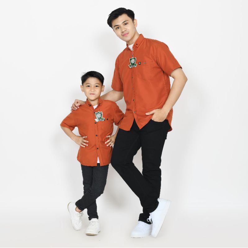 Kemeja polos ayah & anak lengan pendek katun warna teracota bata