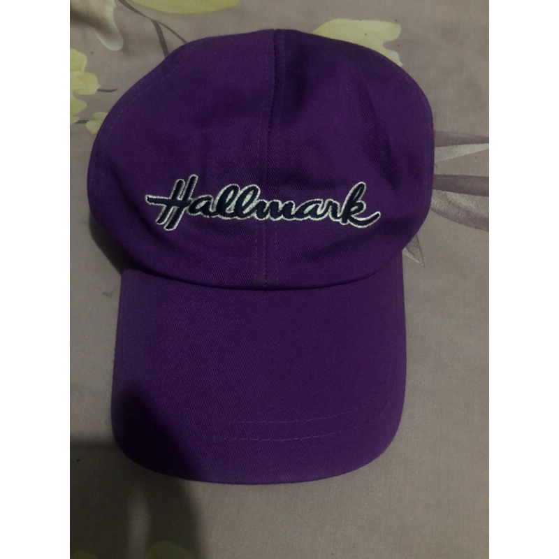 topi olahraga hallmark