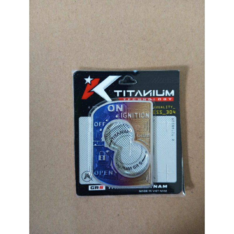 EMBLEM COVER KONCI KONTAK TITANIUM VARIO 125/150 LED OLD GENIO VARIO 110 LED (2015-2022) VIETNAM ORI