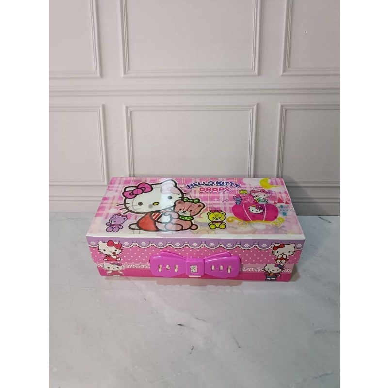 

TEMPAT PENSIL KODE/KOTAK PENSIL 3 TINGKAT GAMBAR COWOK CEWEK