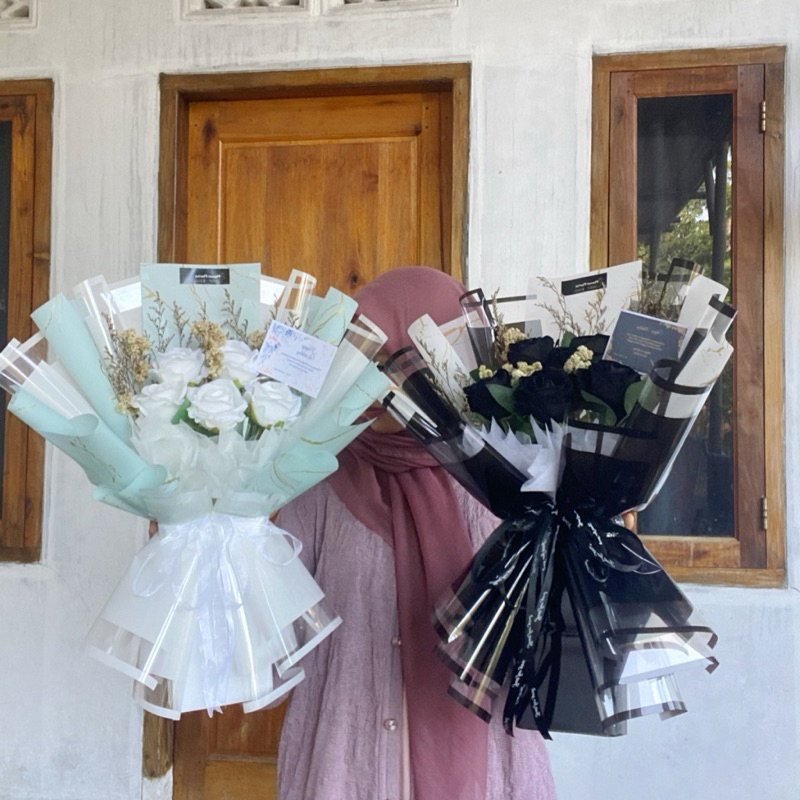 

Bucket Bunga mawar premium/kado wisuda/wedding/ultah/anniversary/TERMURAH