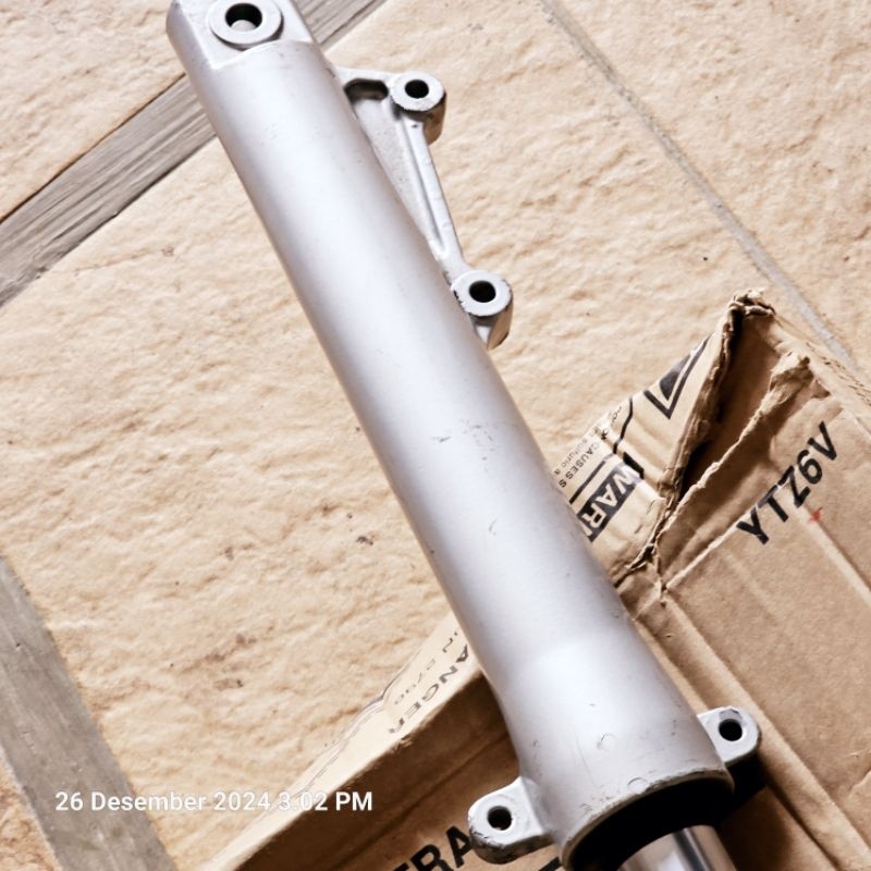 Fork depan assy Tiger kanan. 51400-KCJ-690