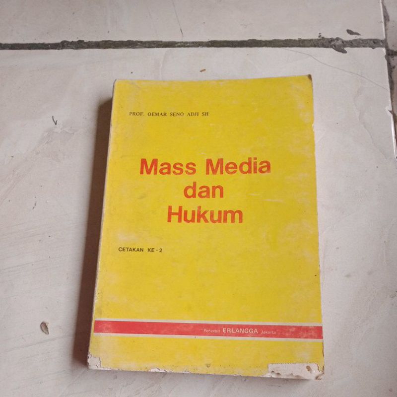 Buku Mass media dan hukum