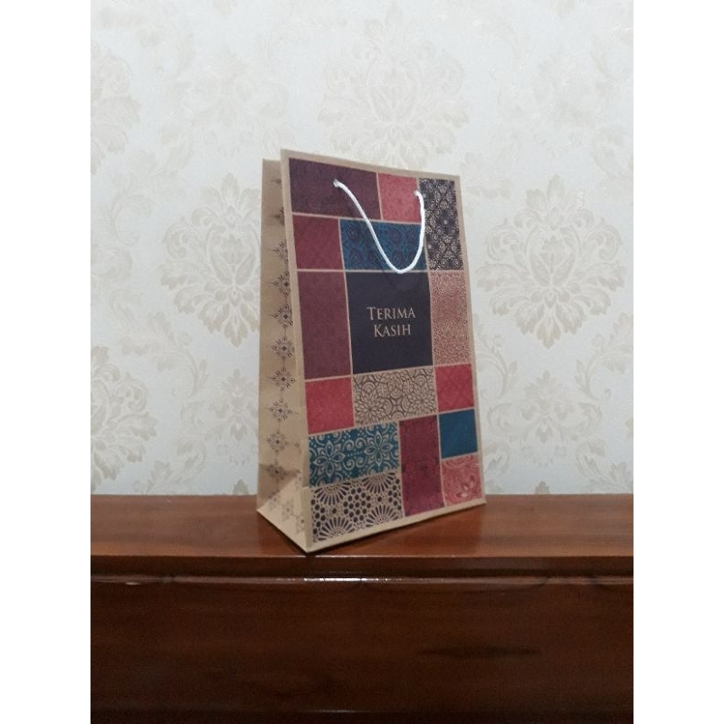

12 Pcs Paper Bag Batik Kolase 20x10x24