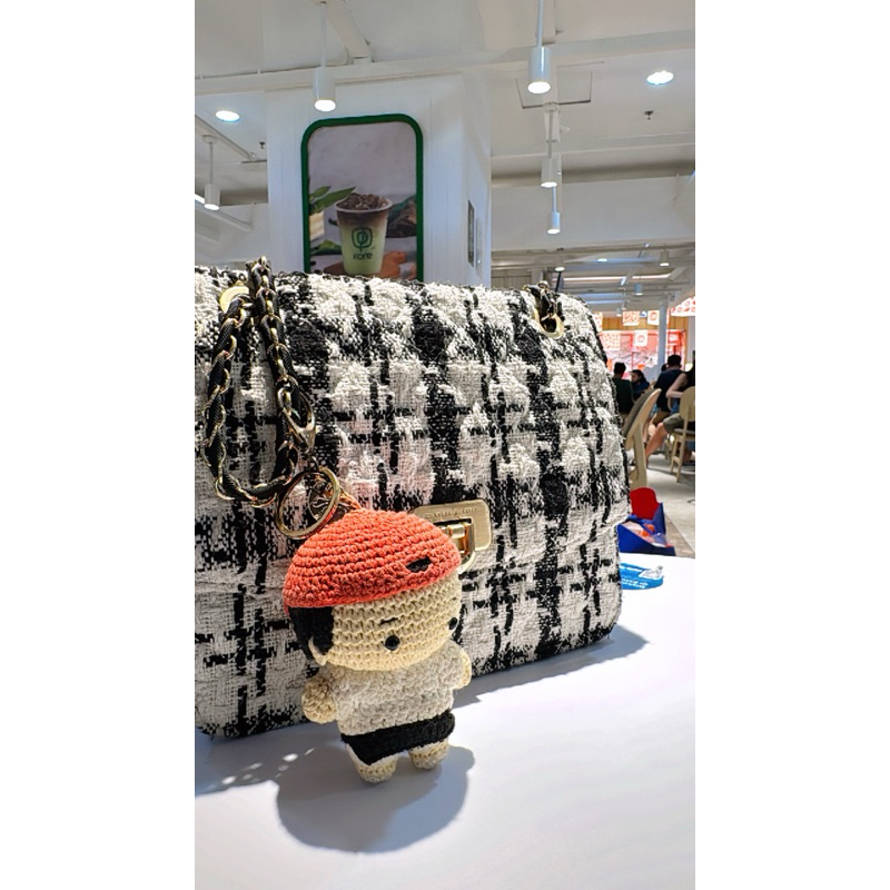 Tas Tangan Motif Hitam Putih dan Keranjang Rantai