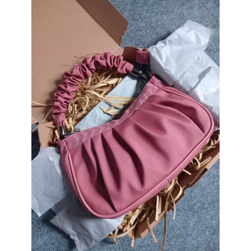 

Gift Box Tas Wanita free kartu ucapan Gift box ulangtahun Giftbox wisuda Giftbox wanita