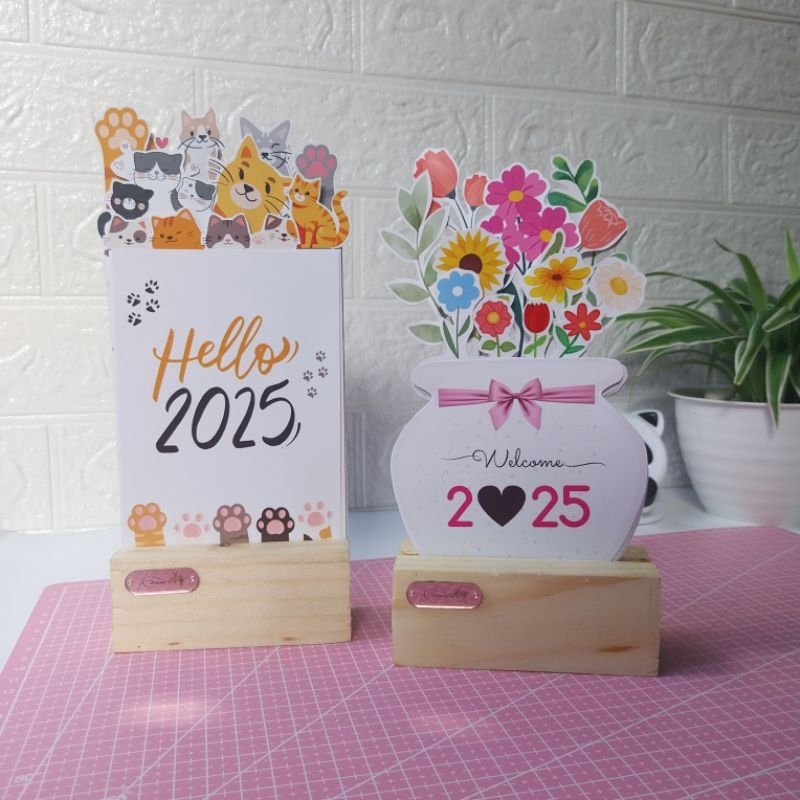 

Kalender Meja 2025 Estetik Custom Nama Usaha free stand kayu