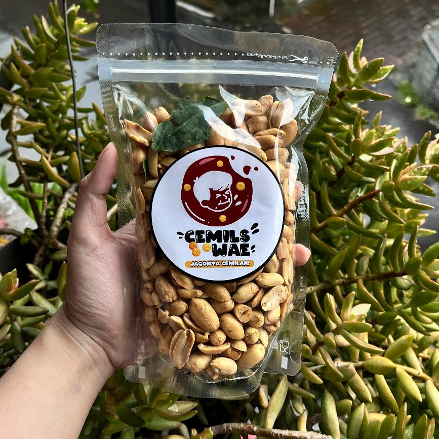 

Kacang Bawang 250 gram dengan Daun Jeruk Kacang Goreng Rasa Autentik 250 gram Renyah Gurih 250gr