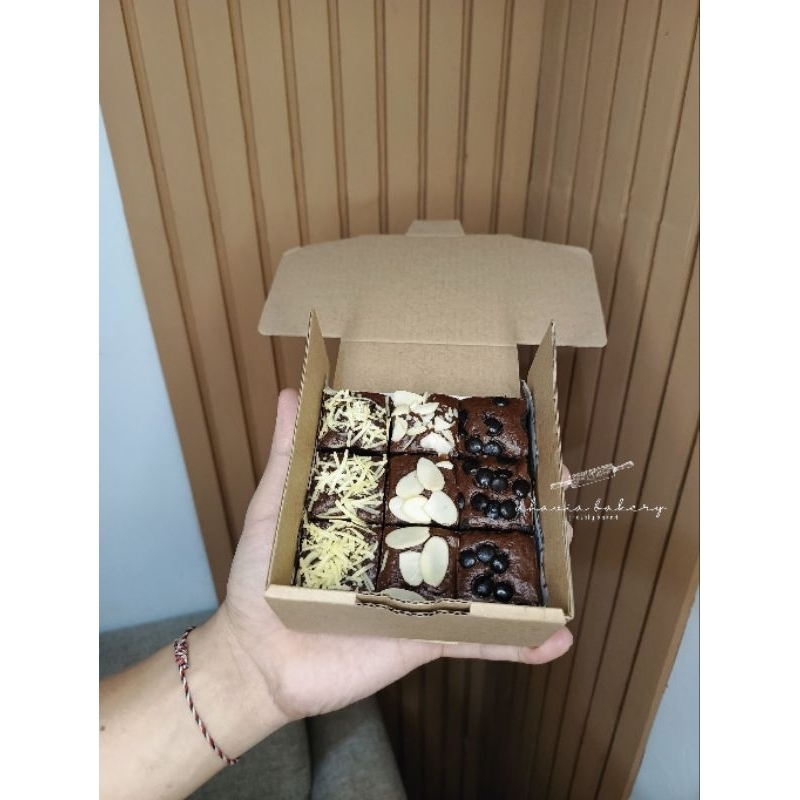 

Dhavia Bakery Fudgy Brownies 10x10 Brownies Sekat 10x10