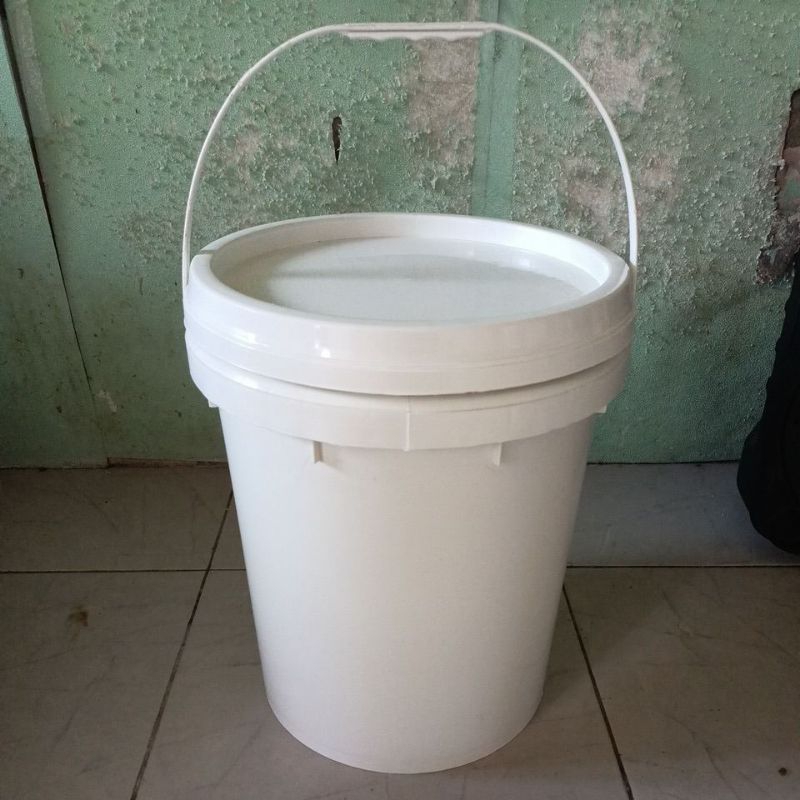Ember ukuran 20kg kondisi BARU warna Putih
