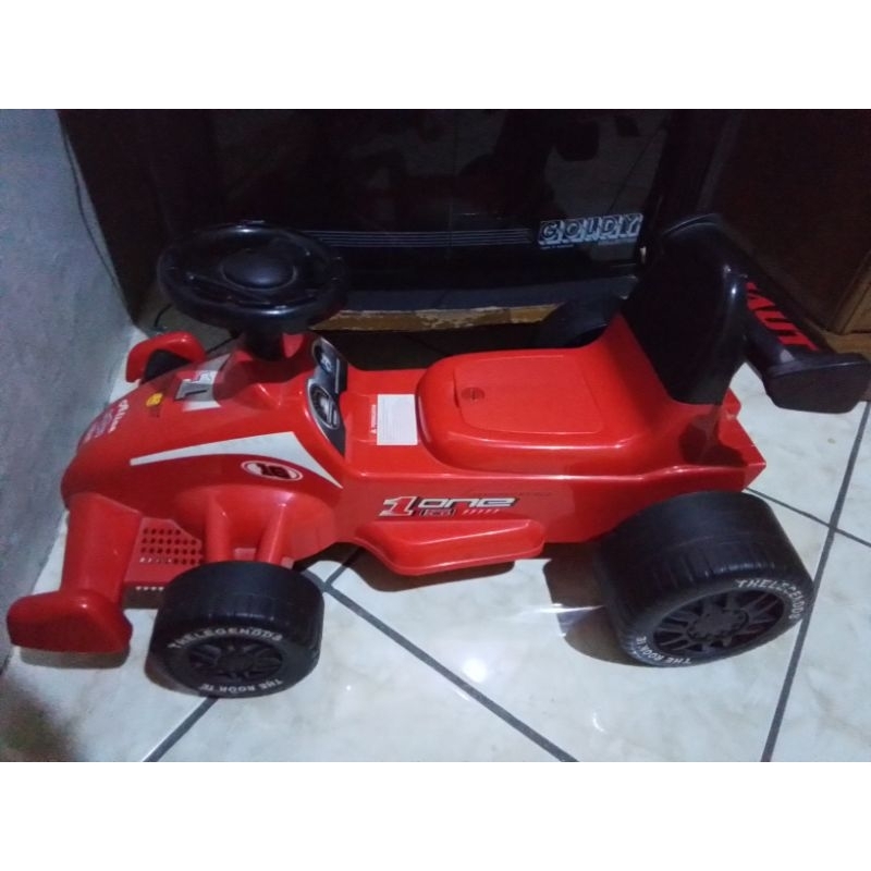 Mainan mobil sport aki anak preloved
