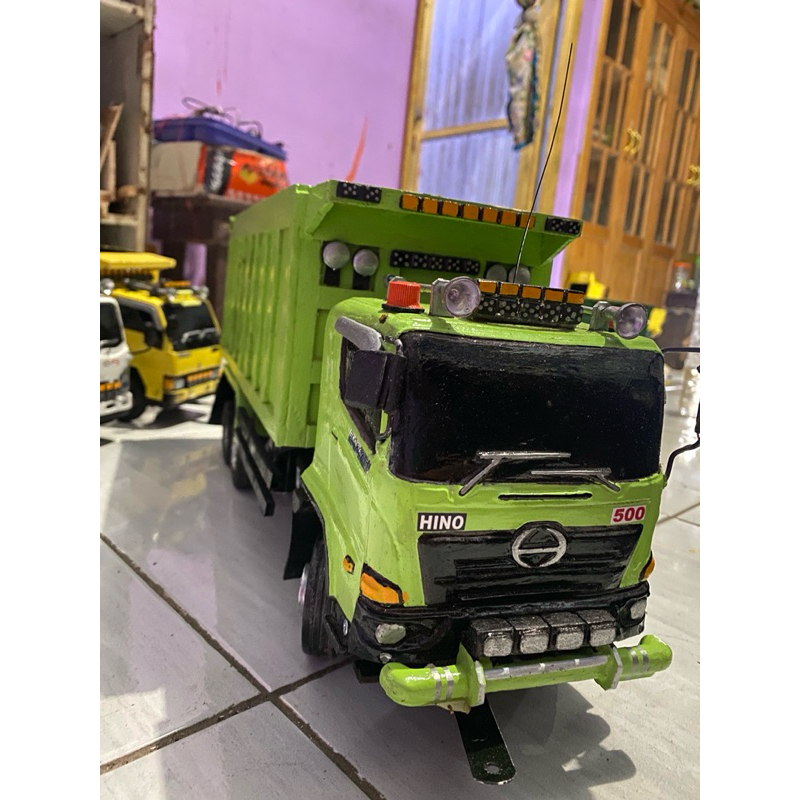 Miniatur mainan truk hino 500 hino jumbo oleng