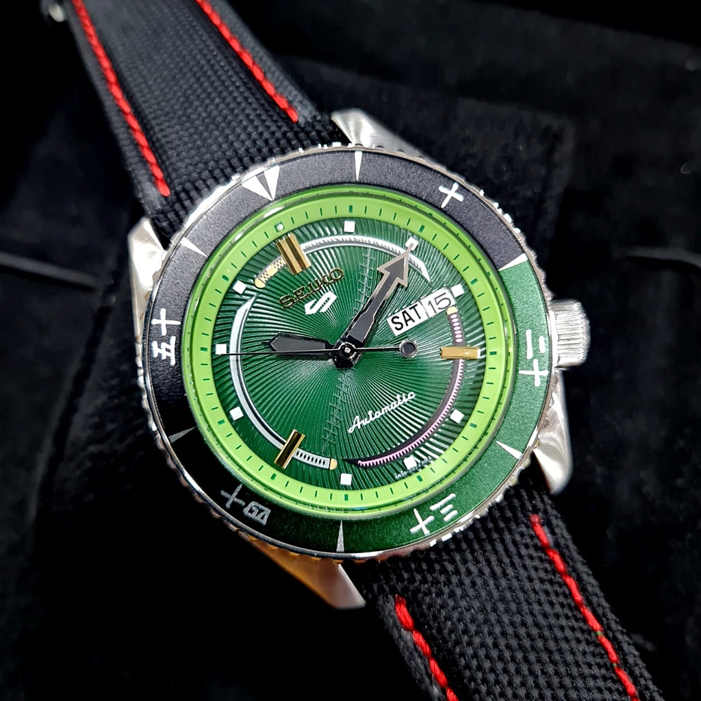 Jam Tangan Pria SEIKO 5 Sports SRPF57K1 x ONE PIECE Roronoa Zoro Green Dial Silver Black Canvas Spec